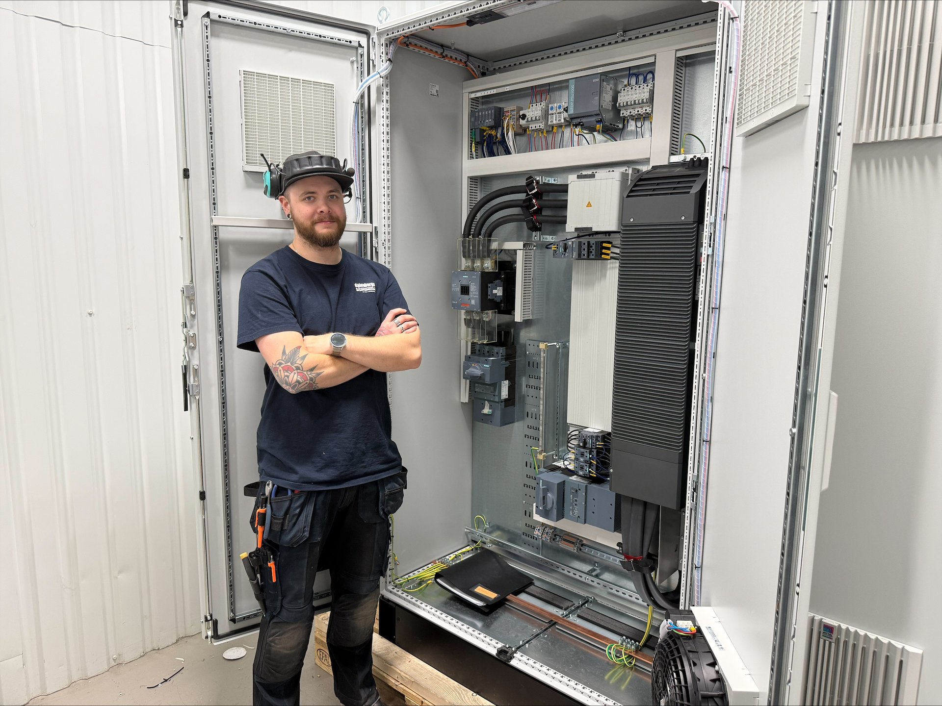 <span id="hs_cos_wrapper_name" class="hs_cos_wrapper hs_cos_wrapper_meta_field hs_cos_wrapper_type_text" style="" data-hs-cos-general-type="meta_field" data-hs-cos-type="text" >Styrskåp i världsklass: Dalenbergs bygger hjärtat i Taylormades sågverk utanför Newcastle</span>